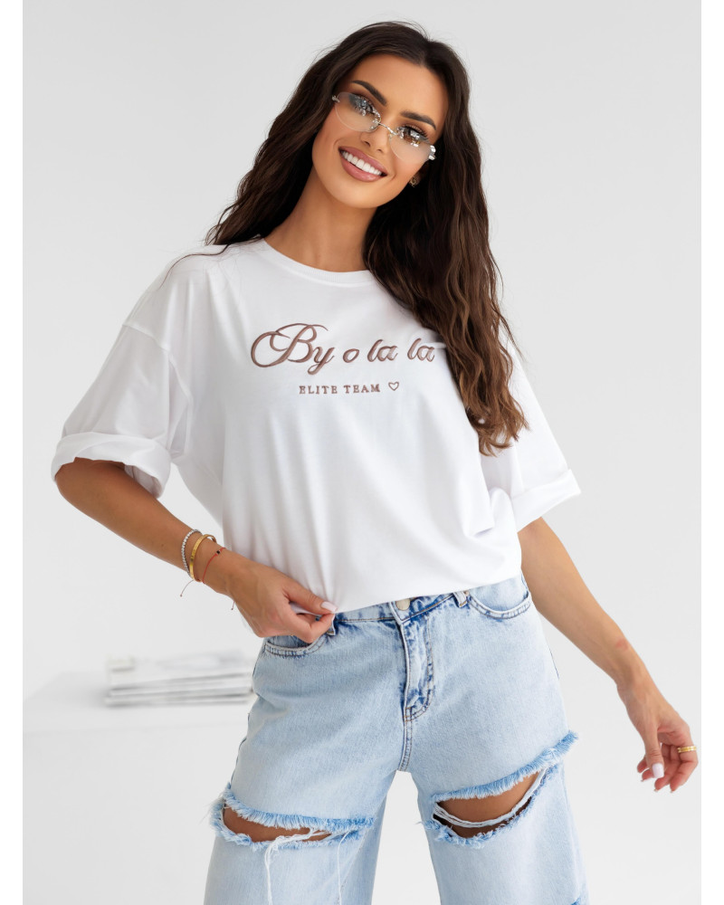 T-shirt oversize z napisem By o la la...! biały z kakao