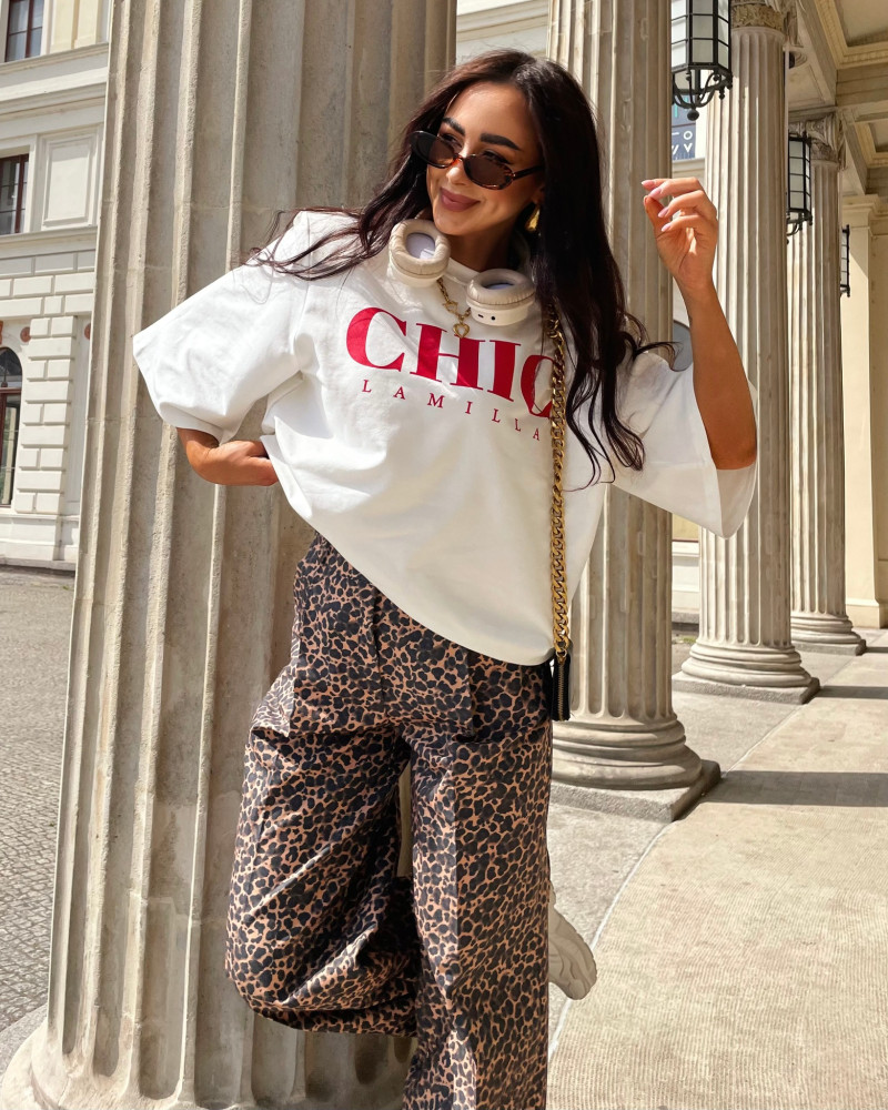 T-shirt oversize CHIC La Milla śmietanowy z czerwonym