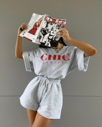 T-shirt oversize CHIC La Milla szary z czerwonym