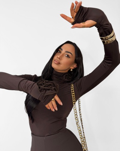 Golf z różami La Milla czekoladowy