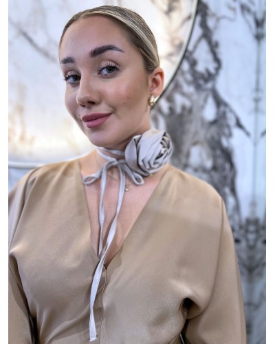 Róża na szyję By o la la...! beżowa