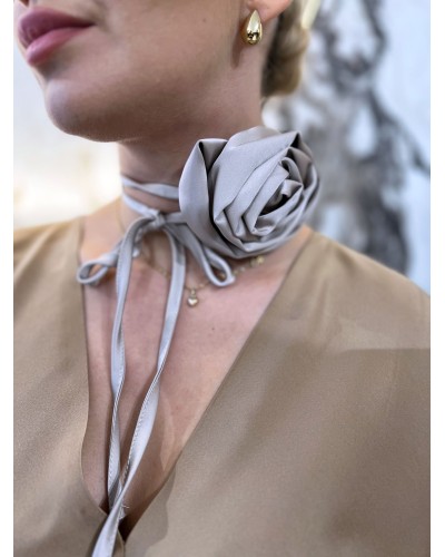 Róża na szyję By o la la...! beżowa