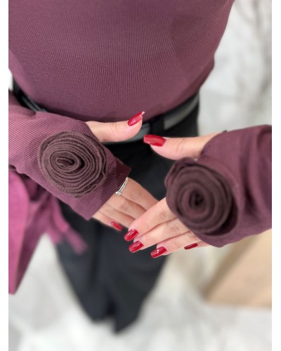 Basic prążkowany z różą na rękawie By o la la...! śliwkowy