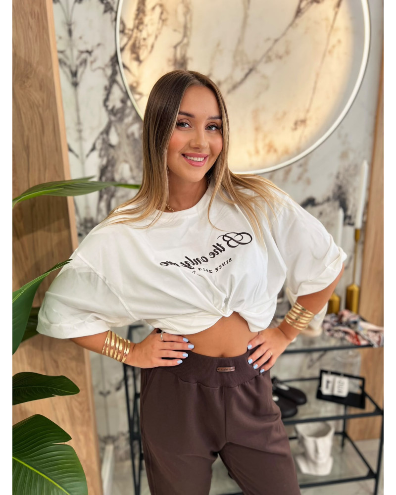 T-shirt wyszywanym napisem By o la la...! biała z espresso