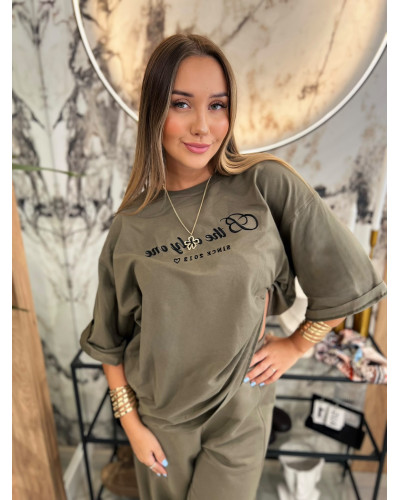 T-shirt wyszywanym napisem By o la la...! olive