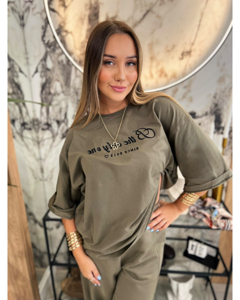 T-shirt wyszywanym napisem By o la la...! olive