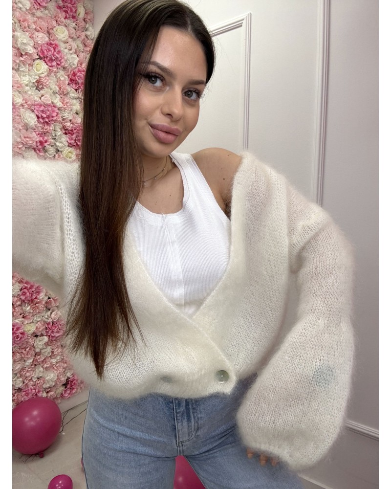 Krótki kardigan z perłowymi guzikami śmietanowy