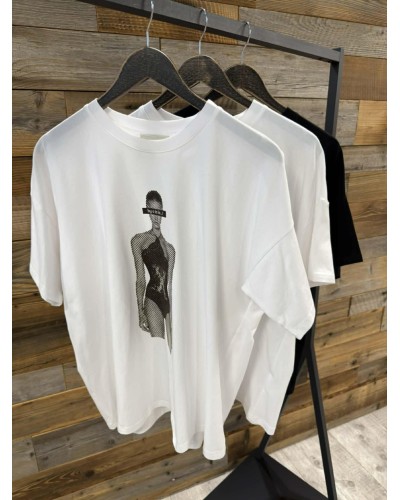 T-shirt z modelką w body By o la la...! śmietanowy z kakao