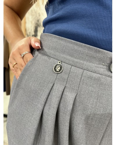 Eleganckie spodnie z medalikiem By o la la...! szary melanż