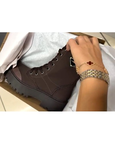 Workery z trójkątnym logo La Milla czekoladowe