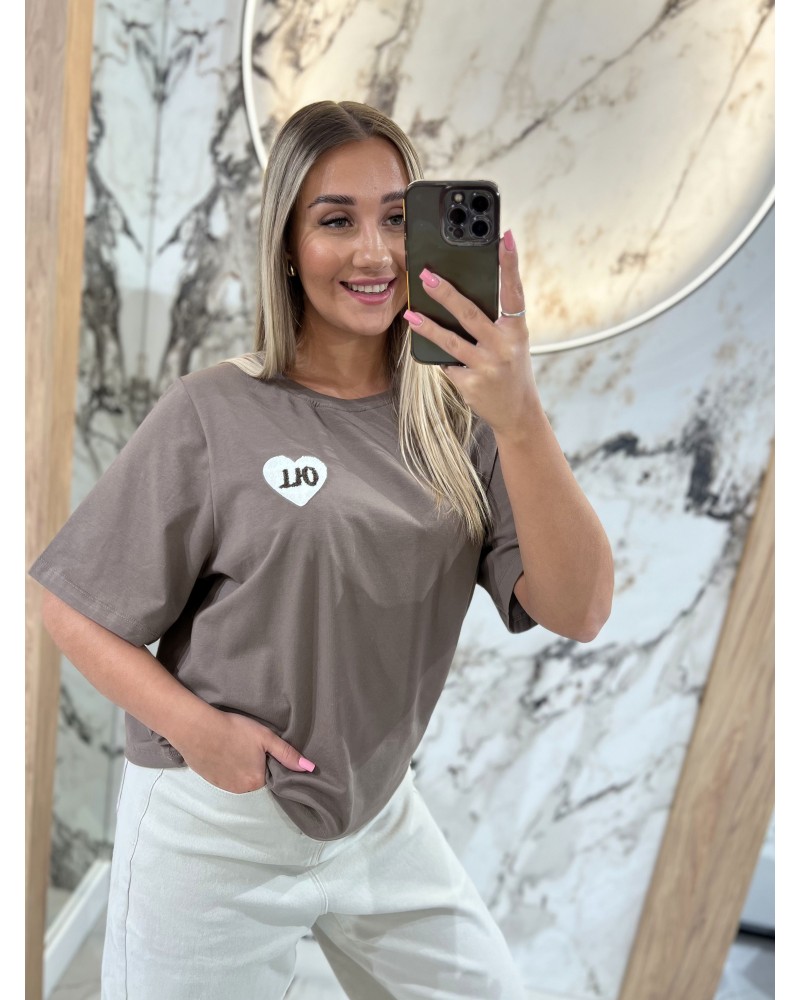 T-shirt z logowanym serduszkiem By o la la...! kakowy