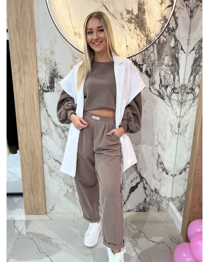 Spodnie dresowe z etykietą By o la la...! kakaowe