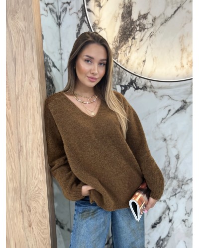 Sweter moherowy z dekoltem By o la la...! korzenny