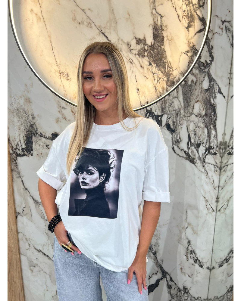 T-shirt asymetryczny z modelką By o la la...! biały