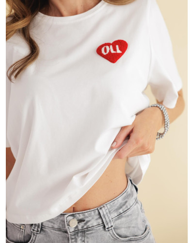 T-shirt z logowanym sercem By o la la...! śmietankowy z red kiss
