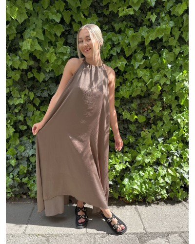 Sukienka maxi z wyciętymi plecami By o la la...! czekoladowa