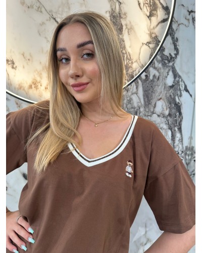 T-shirt z dekoltem w szpic z misiem By o la la...! czekoladowa