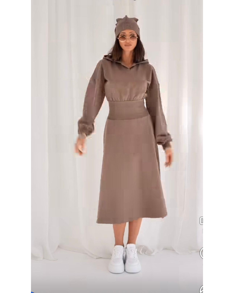 Sukienka taliowana z kapturem By o la la...! kakao