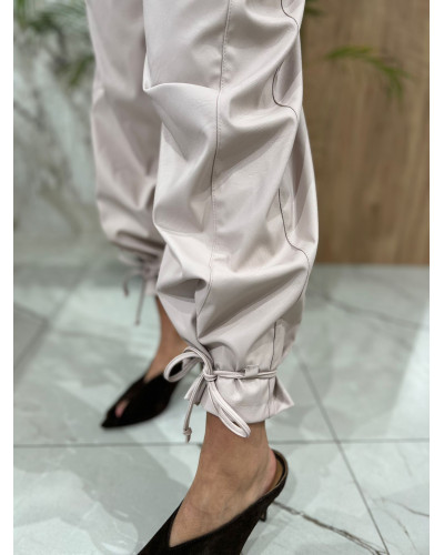 Spodnie z eko skóry z ozdobnym wiązaniem By o la la...! nude