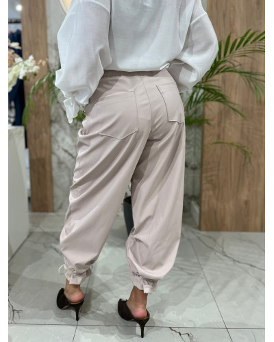 Spodnie z eko skóry z ozdobnym wiązaniem By o la la...! nude