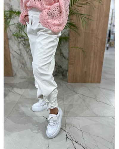 Spodnie z eko skóry z ozdobnym wiązaniem By o la la...! śmietanowe