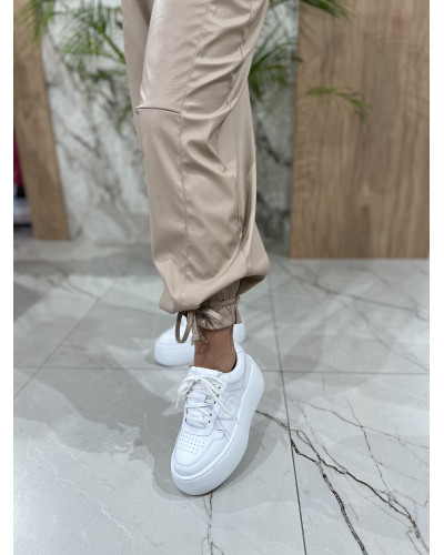 Spodnie z eko skóry z ozdobnym wiązaniem By o la la...! beżowe