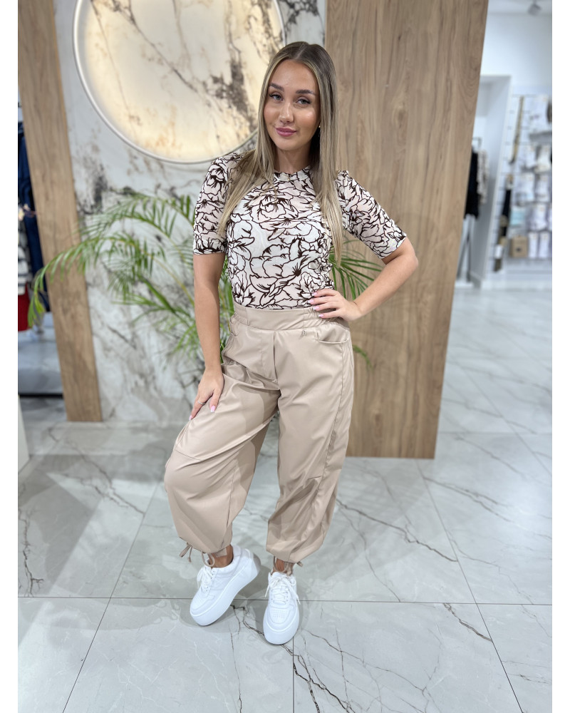 Spodnie z eko skóry z ozdobnym wiązaniem By o la la...! beżowe