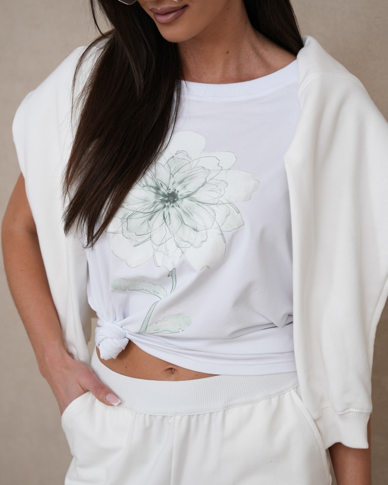T-shirt z kwiatem By o la la...! biały z miętą T-shirt z kwiatem By o la la...! biały z miętą