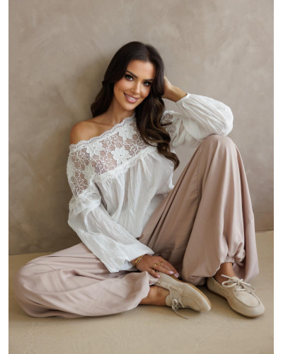 Bluzka z koronkowym wykończeniem By o la la...! biała