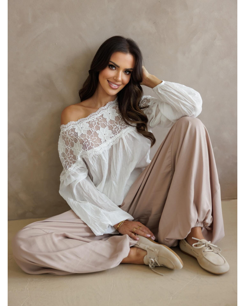 Bluzka z koronkowym wykończeniem By o la la...! biała