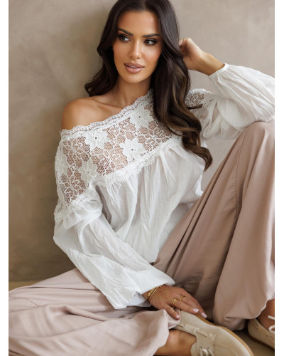 Bluzka z koronkowym wykończeniem By o la la...! biała