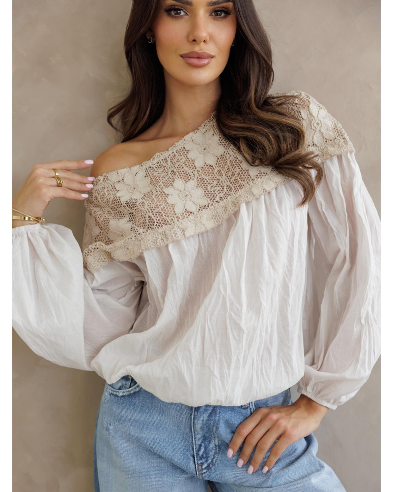 Bluzka z koronkowym wykończeniem By o la la...! beżowa