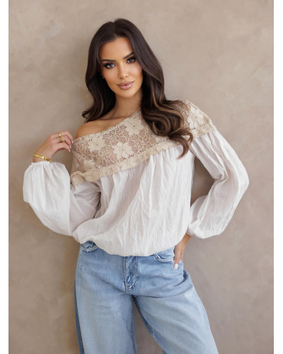 Bluzka z koronkowym wykończeniem By o la la...! beżowa