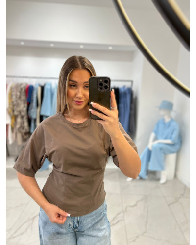 T-shirt taliowany z przeszyciem By o la la...! kakao